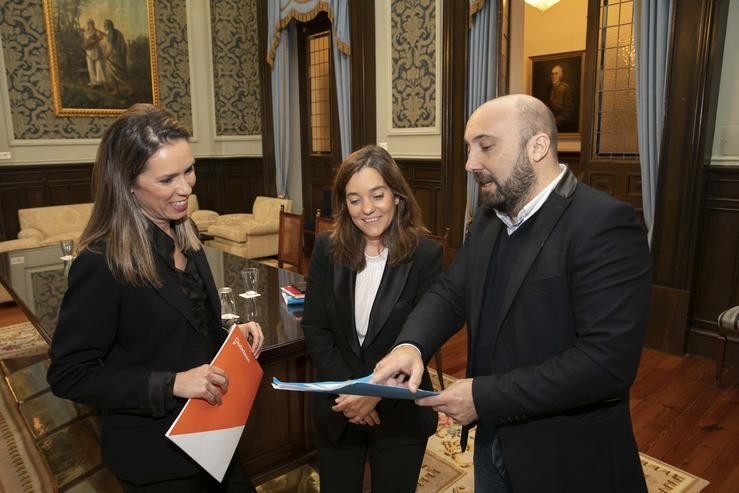 A alcaldesa, Inés Rei, e o portavoz socialista, José Manuel Lage, nunha reunión coa edil de Cidadáns, Mónica Martínez. CONCELLO DA CORUÑA / Europa Press