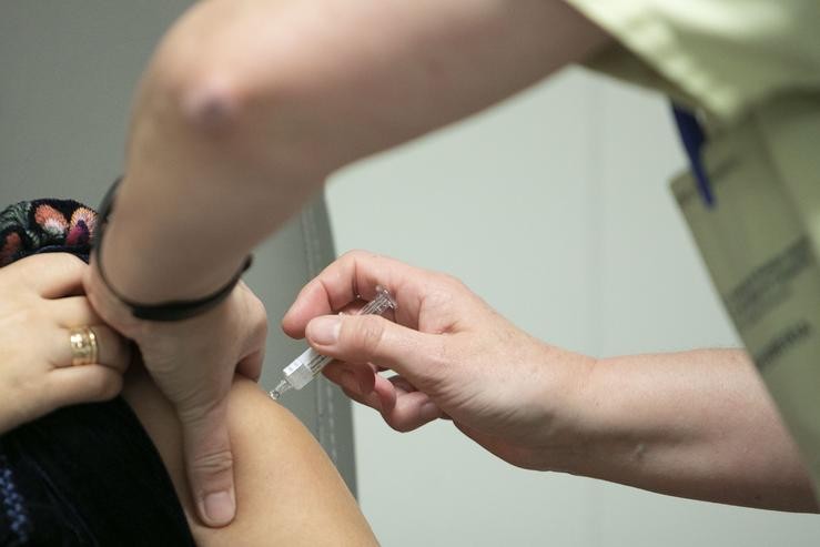 Unha enfermeira aplica unha vacina.. XUNTA - Arquivo