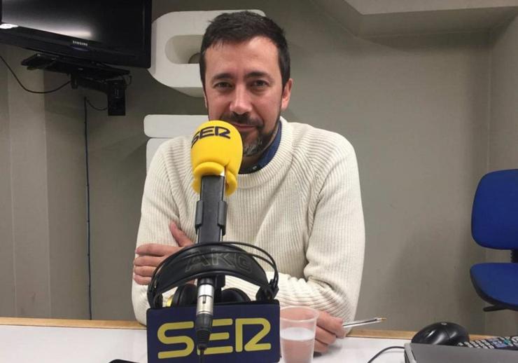 O secretario xeral de Podemos Galicia, Antón Gómez-Reino, nunha entrevista na Cadena Ser.. CADENA SER 