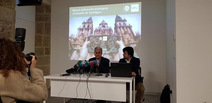Daniel Lorenzo e Jaime Solano na presentación da audioguía interactiva da Catedral de Santiago. FUNDACIÓN CATEDRAL DE SANTIAGO / Europa Press