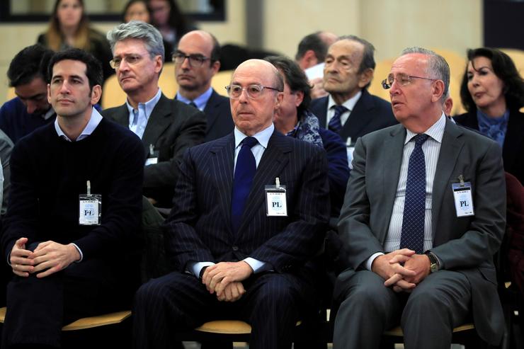 O antigo presidente do grupo Pescanova Manuel Fernández de Sousa (d), xunto aos máximos responsables da empresa entre 2009 e 2013, senta no banco da Audiencia Nacional en San Fernando de Henares (Madrid) 