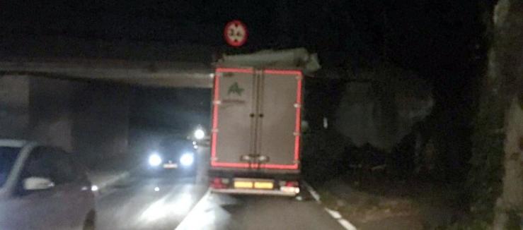 Camión encaixado nunha ponte en Pontevedra 