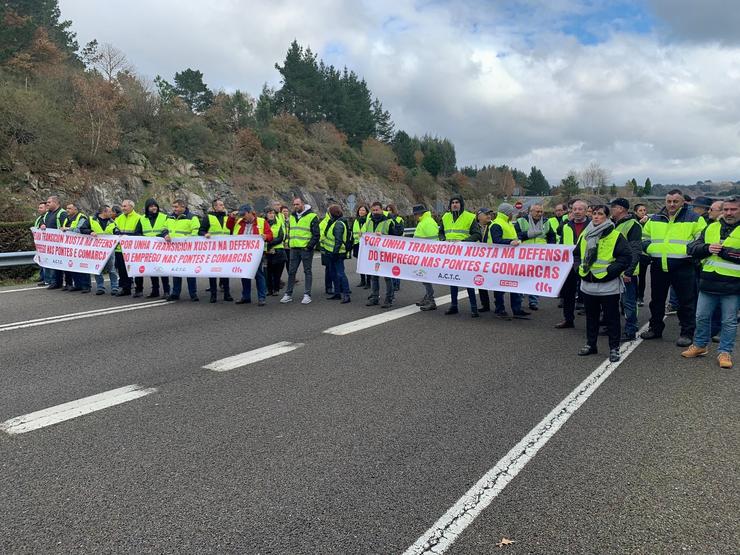 Transportistas do carbón cortan durante uns 20 minutos a autovía A-6 en Guitiriz (Lugo).. CEDIDA / Europa Press