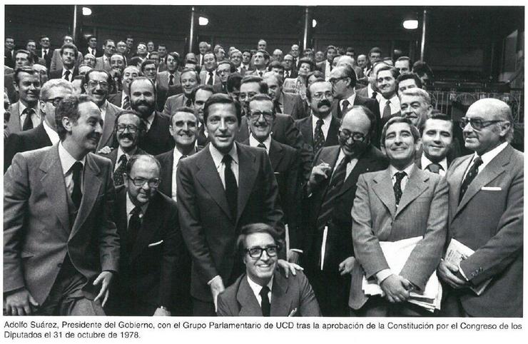 Adolfo Suárez coa UDC tras a aprobación da Constitución polo Congreso dos Deputados 