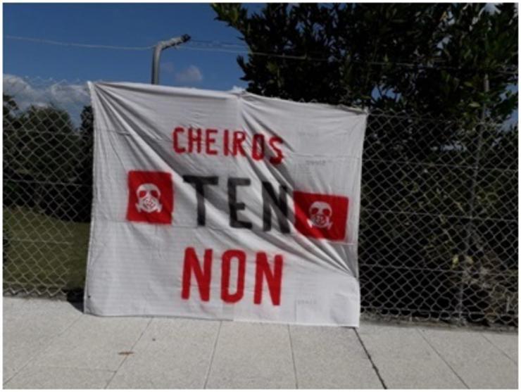 Pancarta contra a empresa instalada na antiga mina de Touro-O Pino (A Coruña). REMITIDA