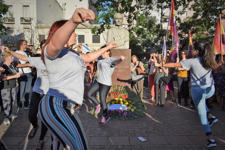 Imaxe do busto de Castelao na praza que leva o seu nome en Buenos Aires 