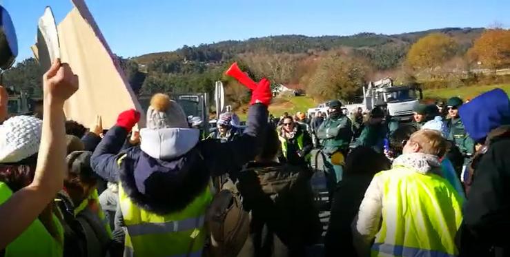 Animalistas contra os campionatos de caza de raposo na protesta do sábado pasado. LIBERA