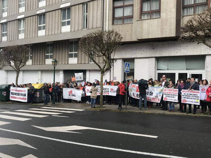 Protesta de persoal de PACs fronte ao Parlamento de Galicia.