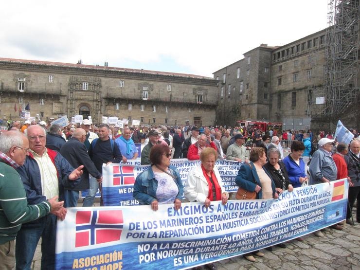 Mariños de Long Hope nunha protesta no Obradoiro con emigrantes retornados. EUROPA PRESS - Arquivo