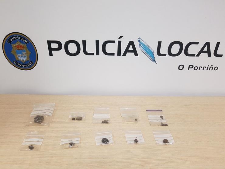 Droga intervida a un mozo detido no Porriño por violencia de xénero.. POLICÍA LOCAL DO PORRIÑO 