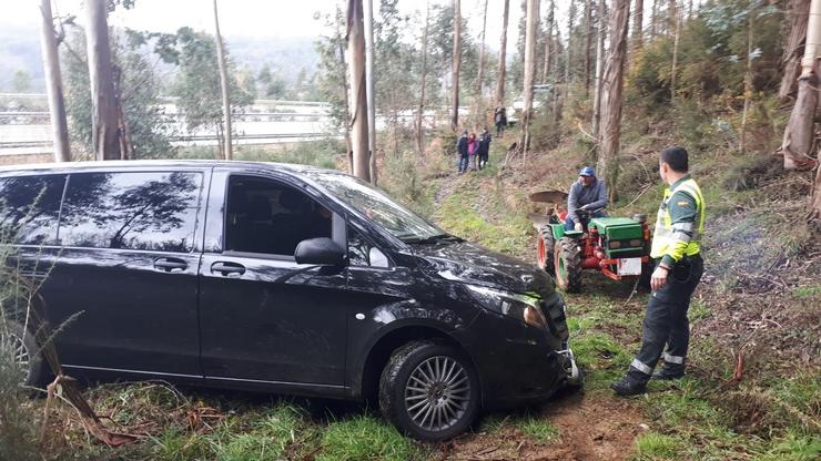 Auxilian a unha familia atrapada nun monte de Coirós (A Coruña).. GARDA CIVIL / Europa Press