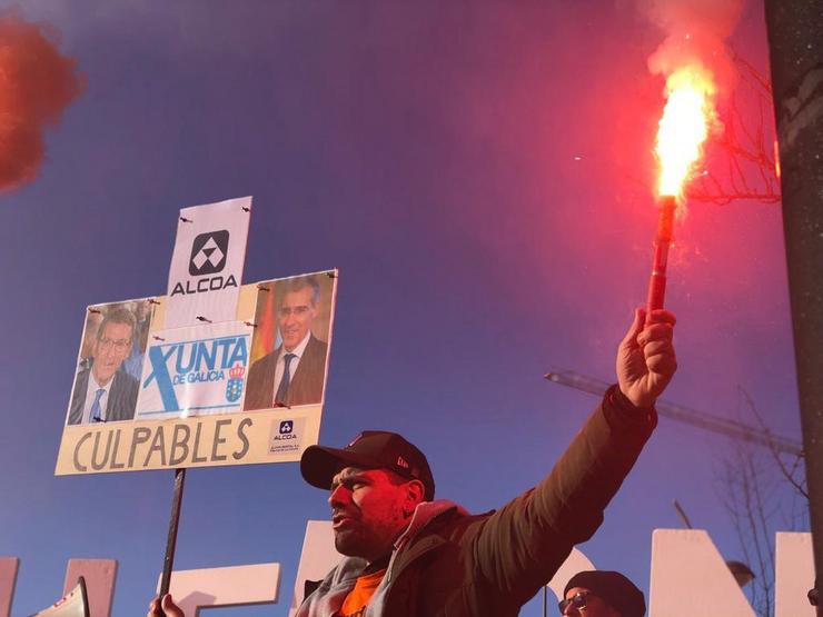 Un traballador de Alcoa protesta polo peche da planta da Coruña 