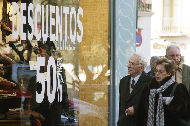 Carteis de rebaixas en Lugo. Europa Press - Arquivo