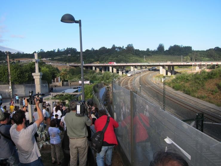 Un tren pasa por Angrois no cuarto aniversario. EUROPA PRESS - Arquivo 