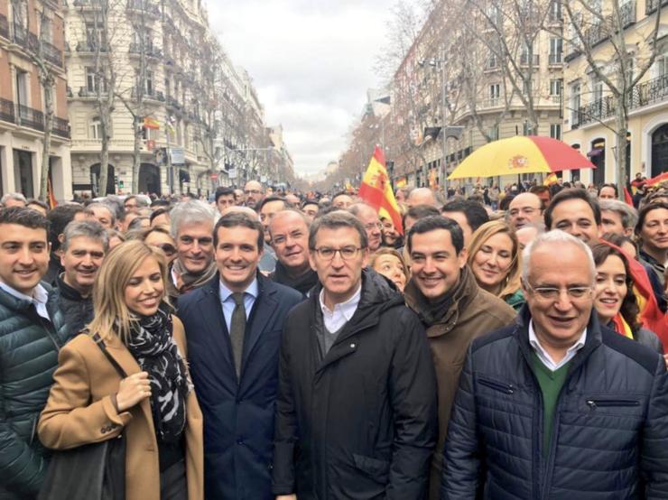 Alberto Núñez Feijóo, co presidente do PP, Pablo Casado, e o da Junta de Andalucía, Juanma Morenom, na manifestación en Madrid contra Pedro Sánchez, secundada tamén polo partido ultradereitista Vox, falanxistas e neonazis / @JuanMa_Moreno. 