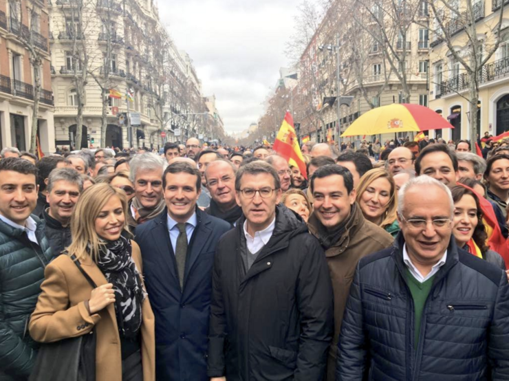 Alberto Núñez Feijóo, co presidente do PP, Pablo Casado, e o da Junta de Andalucía, Juanma Moreno, na manifestación en Madrid contra Pedro Sánchez, secundada tamén polo partido ultradereitista Vox, falanxistas e neonazis 