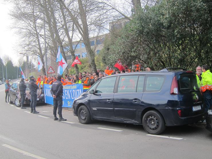 Traballadores de ambulancias protestan á saída dun acto de Feijóo en Santia 