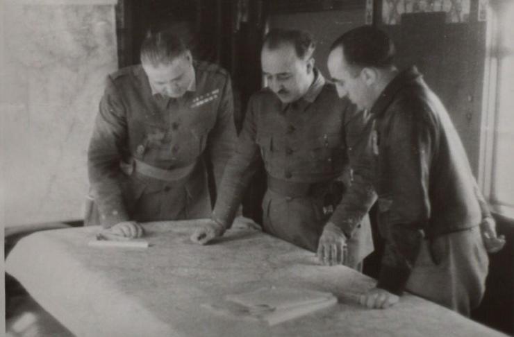 O xa tenente coronel Medrano, á dereita, con Franco, durante as operacións da Batalla de Teruel