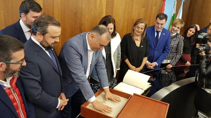 Xabier Fortes, pregoneiro da Festa do Cocido de Lalín, na compaña do alcalde, Rafa Cuíña; a presidenta da Deputación de Pontevedra, Carmela Silva e o conselleiro de Cultura, Román Rodríguez / Concello de Lalín