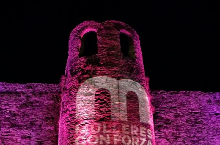 A Muralla de Lugo, de violeta para reivindicar o 8 de marzo, o Día da Muller Traballadora 