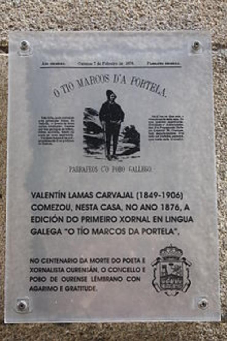 Placa conmemorativa na casa onde se editaba o Tío Marcos d´A Portela
