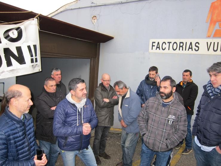 Representantes sindicais e traballadores ás portas de Vulcano. PAULA XUSTO-EUROPA PRESS / Europa Press