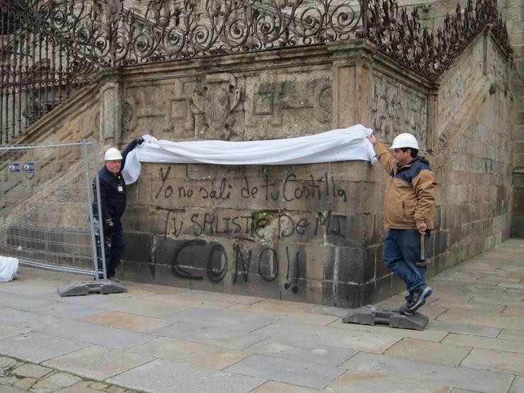 Realizan varias pintadas vandálicas na Catedral de Santiago 