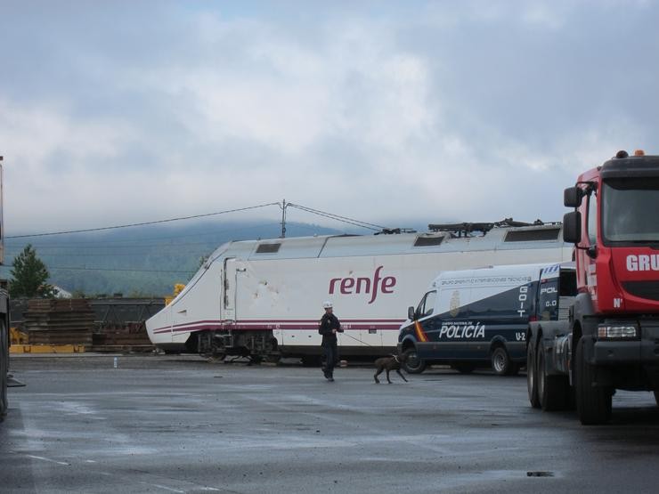 Un axente de policía cun dos cans que rastrexaron os vagóns. EUROPA PRESS - Arquivo 
