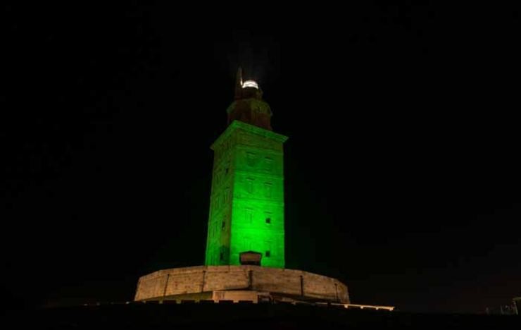 Torre de Hércules tinguida de verde, na coñecida como onda verde, en honor a San Patricio, patrón de Irlanda 