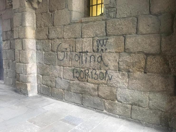 Ou alcalde de Santiago condena as pintadas na Catedral e afea ao conselleiro de C / Europa Press