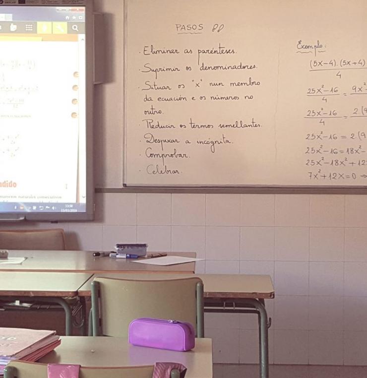 Unha aula onde se imparte matemáticas en lingua galega  