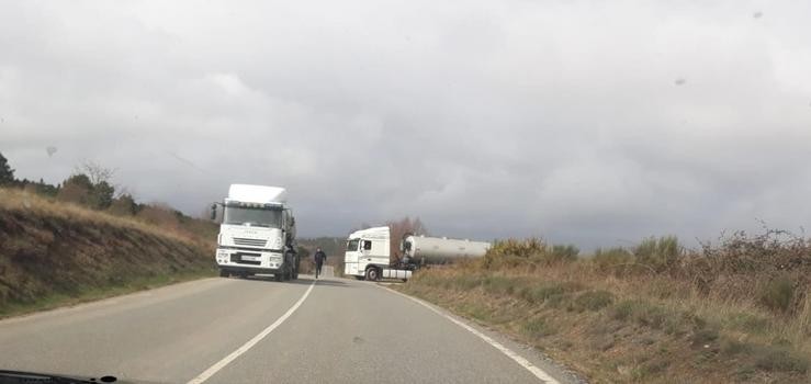 Camións de Coren con Xurro na parcela de Maus de Salas, en Muiños 