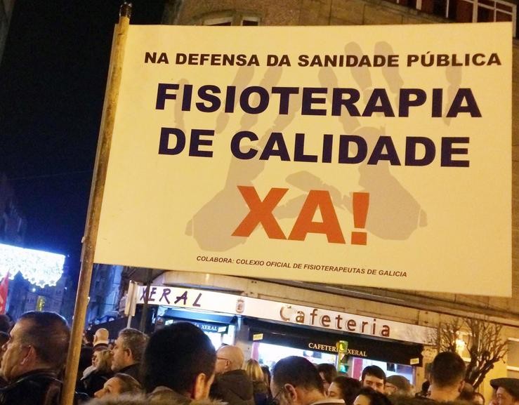 Demanda dun mell0r servizo de fisioterapia nunha manifestación en defensa da sanidade pública / Sindicato de Fisioterapeutas.