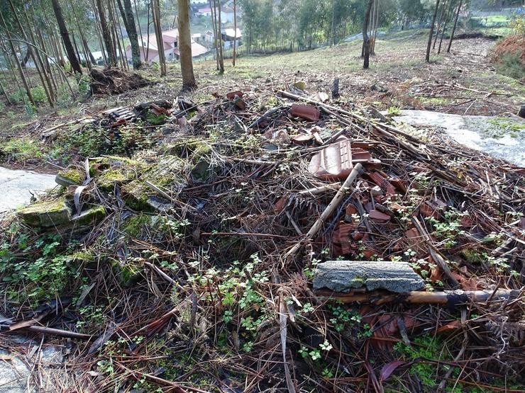 Un colectivo ecoloxista denuncia unha vertedura de cascallos que afecta a un petrogl. LUITA VERDE - Arquivo 