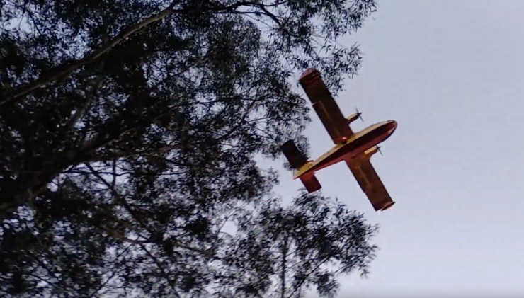 Hidroavión en labores de extinción dun incendio 