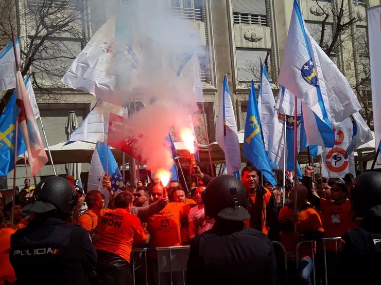 Manifestación contra o peche de Alcoa 