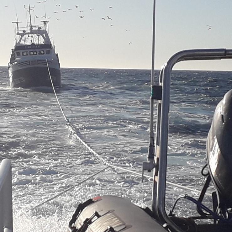 Remolcan ata A Coruña a un arrastreiro á deriva GARDA CIVIL