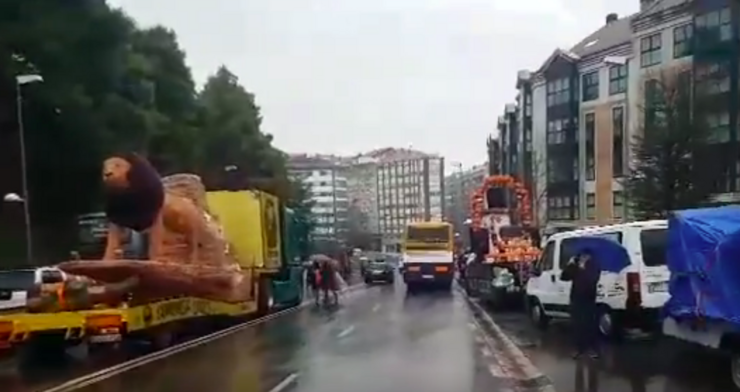 Suspendido o desfile de Entroido en Santiago de Compostela polo temporal.