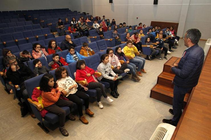 O Alcalde de Sober, Luis Guitián, cos nenos e nenas participantes no concurso. Foto: Prensa Sober