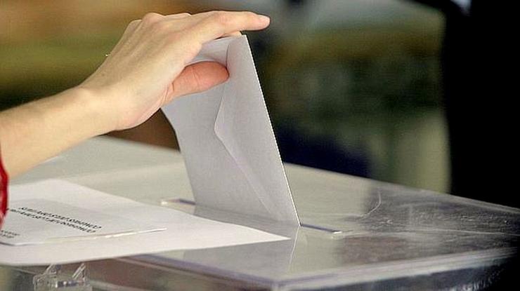 Papeleta introducida nunha urna durante unha votación das eleccións 