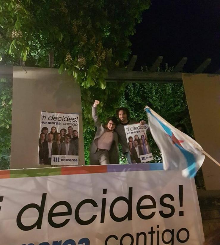 Pegada de carteis de En Marea no inicio da campaña electoral das xerais 