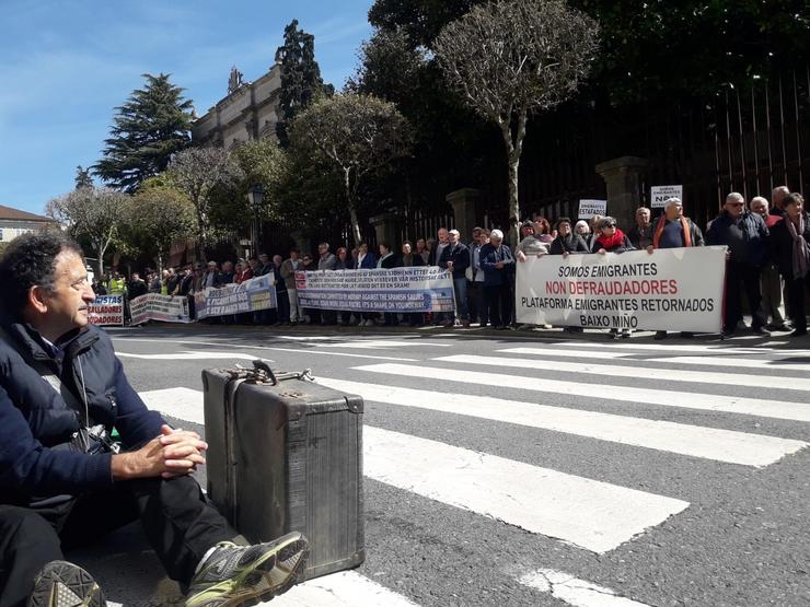 Emigrantes retornados protestan ante o Parlamento de Galicia en contra da 'discriminación' ás súas pensións 
