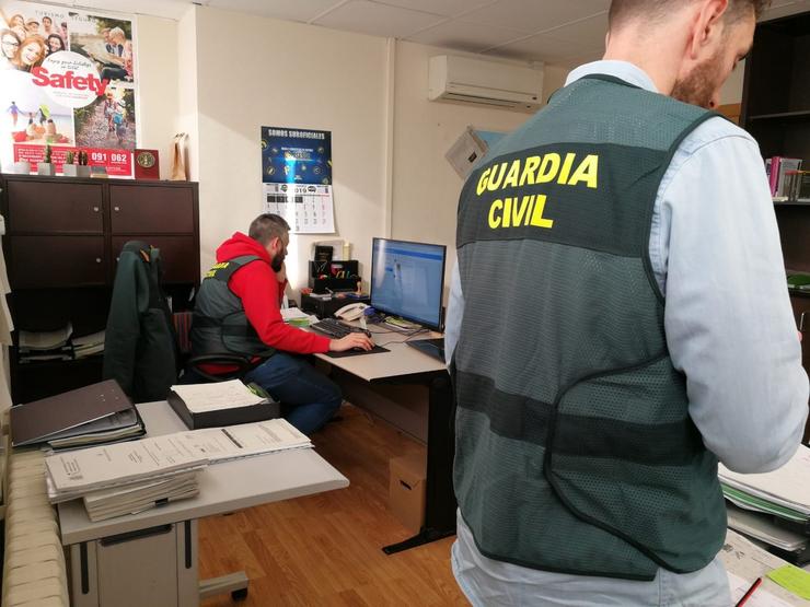 Desarticulado un grupo criminal carballés que realizaba estafas por Internet. GARDA CIVIL 