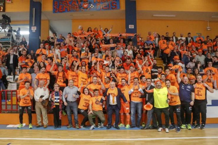 Os xogadores, corpo técnico, directiva e seareiros do Burela FS celebran o ascenso e o título de Liga / XdM