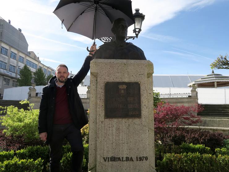 José Manuel Blanco, candidato de Ciudadanos en Lugo co busto de Manuel Fraga 