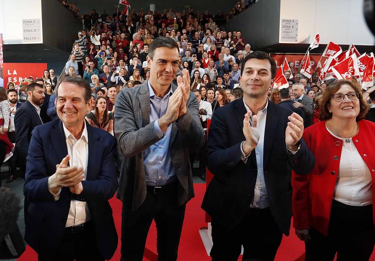 Pedro Sánchez agarraches a un acto de campaña do PSOE en Vigo. Marta Vázquez Rodríguez - Europa Press