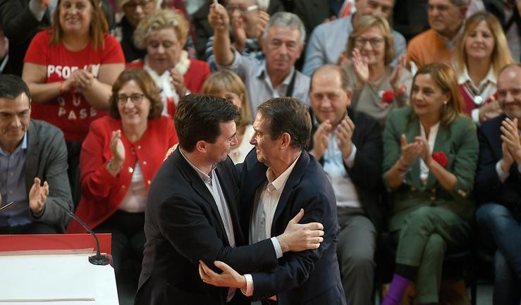 Gonzalo Caballero e Abel Caballero se abrazan nun mitin de Pedro Sánchez en Vigo 