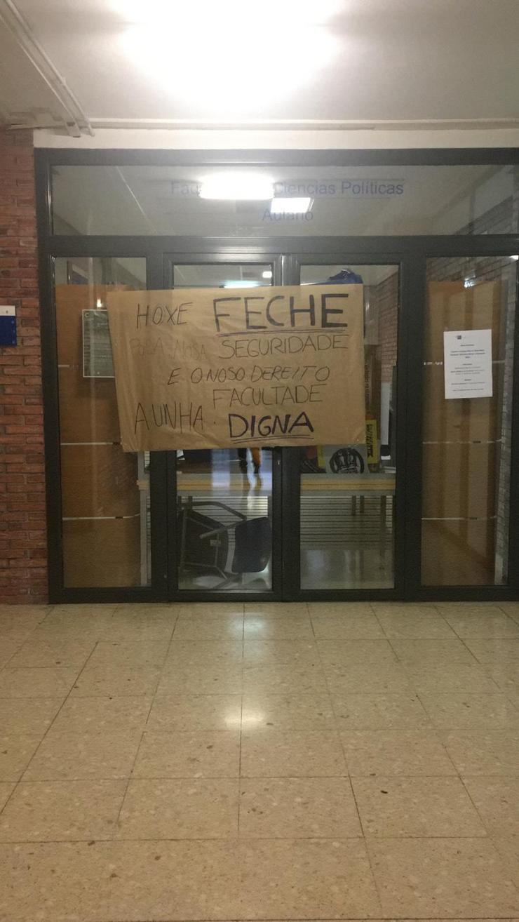 Peche Facultade de Ciencias Políticas USC