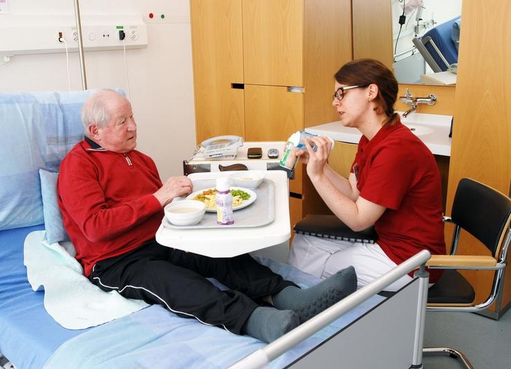 Adaptar as comidas aos pacientes hospitalizados mellora os resultados clínicos, segundo un estudo. AARAU CANTONAL HOSPITAL 