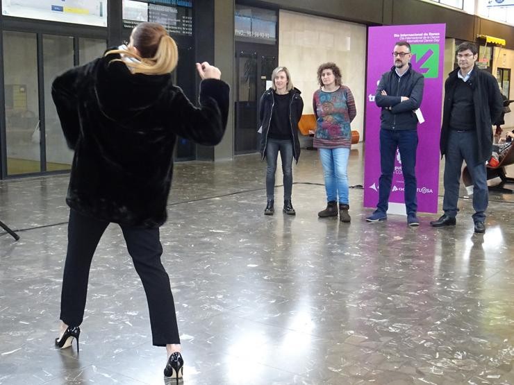 O aeroporto e as estacións de tren e autobús de Santiago acollen este luns o programa 'Danza en Tránsito'. DEPUTACIÓN DA CORUÑA